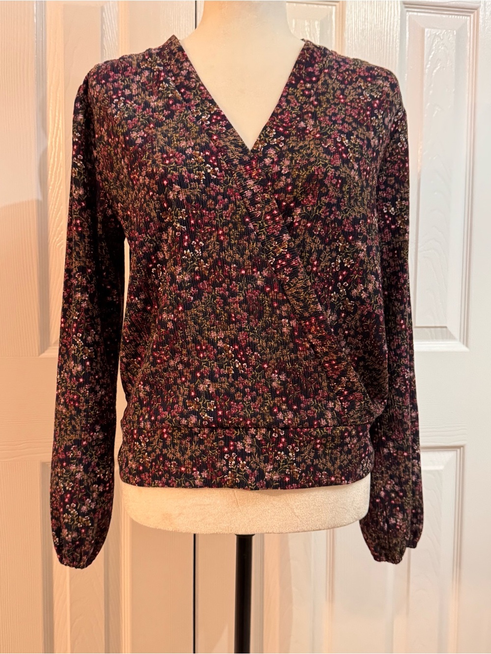 Ann Taylor Black Floral V‑Neck Long Sleeve Top